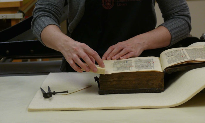 Surface cleaning pages in Saint Bonaventure Tractatus et libri quam plurimi
