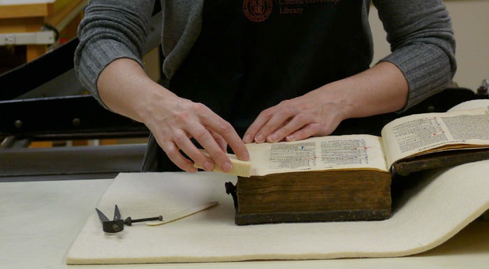Surface cleaning pages in Saint Bonaventure Tractatus et libri quam plurimi&#044; 1489